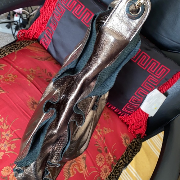 Alessandro Dell’ Acqua frilly bag in a bright gold - Picture 9 of 14